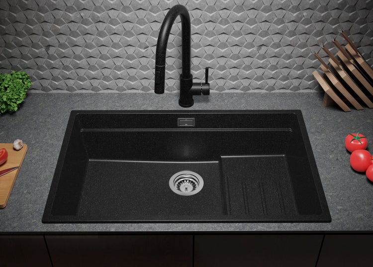 Schwarzes Spülbecken mit Wasserhahn in einer modernen Küche.