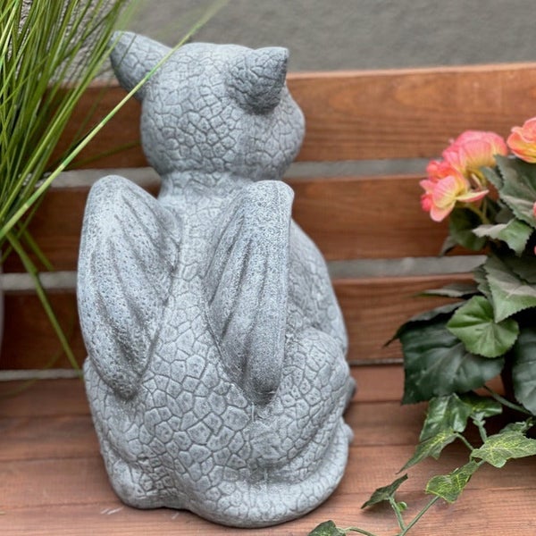 Gartenfigur Drache aus Stein in strukturierter Optik zur Dekoration im Außenbereich