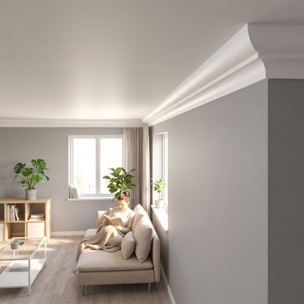 Wohnzimmer mit Deckenstuckprofil an der Wanddecke als dekorativer Wandabschluss in einem modern eingerichteten Raum.