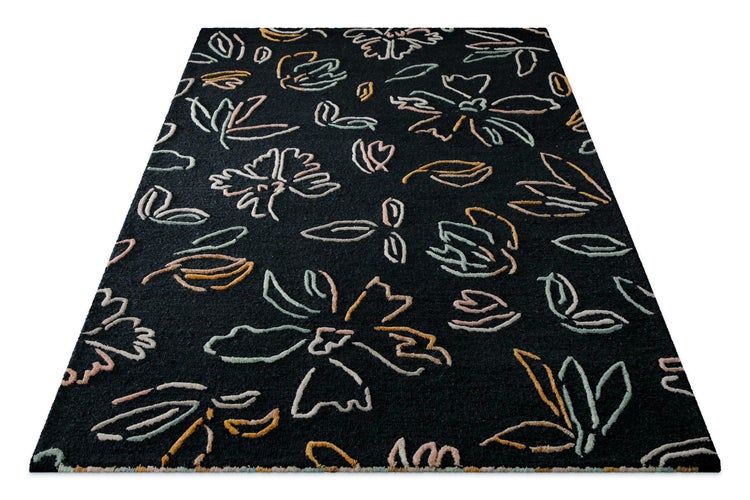 Teppich mit Blumen- und Blättermuster in dünnen Umrissen auf dunklem Hintergrund.