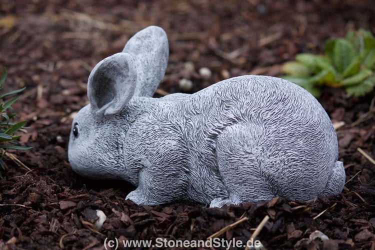 Steinfigur Hase als Gartendekoration aus Steinguss für den Außenbereich