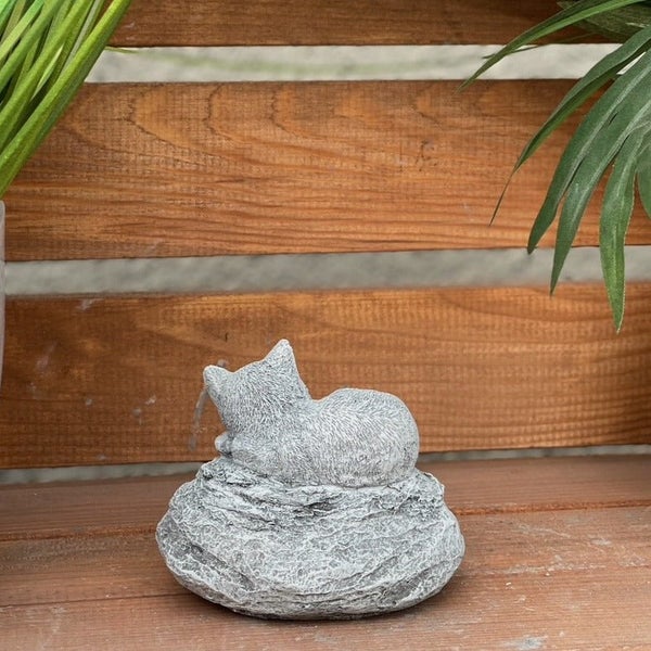 Gartenfigur Katze liegend auf einem Stein aus wetterfestem Kunststein für die Gartendekoration