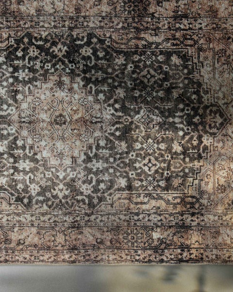 Teppich mit orientalischem Muster im Vintage-Stil und detaillierten Ornamenten.