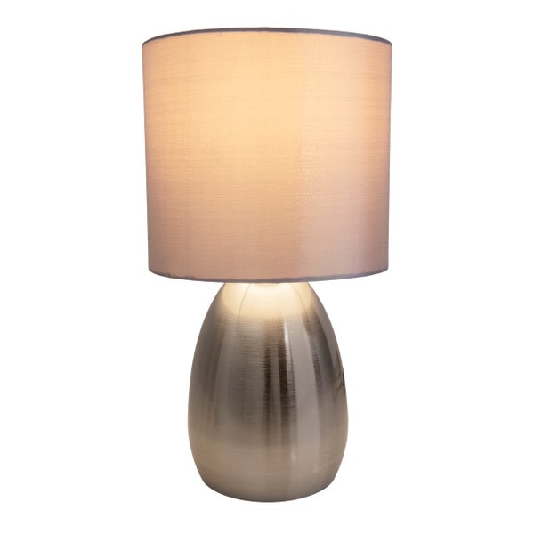 Tischleuchte mit Lampenschirm und Metallfuß