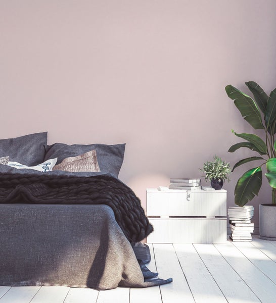 Dekorative Tapete mit Pflanzenmuster und Vasen auf einem Tisch