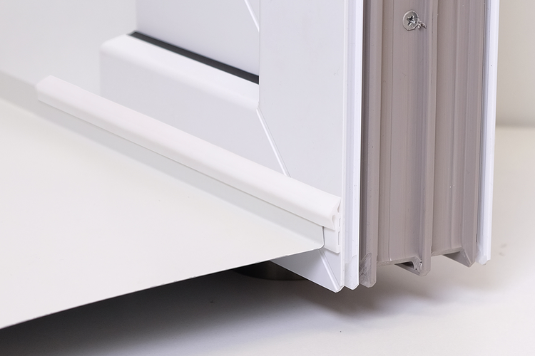 Detailansicht eines weißen Fensterrahmens mit Dichtungsprofil