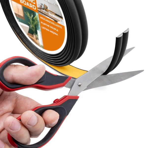 Flexible Sockelleiste wird mit einer Schere zugeschnitten