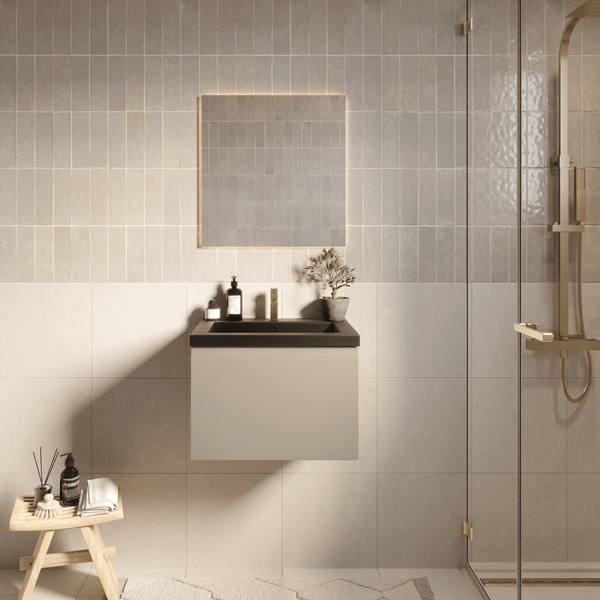Modernes Badezimmer mit wandhängendem Waschtischunterschrank, quadratischem hinterleuchtetem Spiegel, vertikalen Fliesen und Dusche.