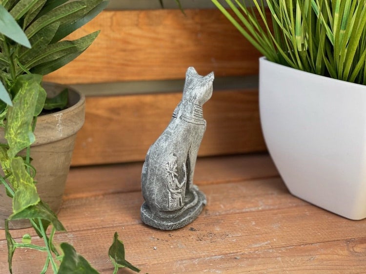 Dekorative Katzenfigur im ägyptischen Stil als Garten- oder Wohnungsdekoration aus Stein