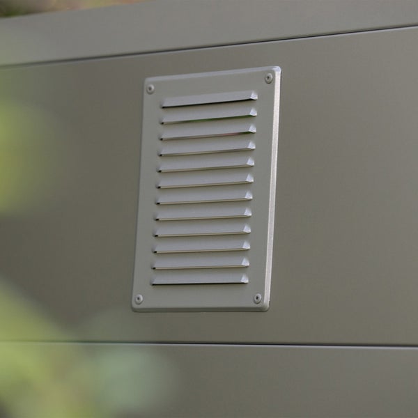 Metallische Lüftungsöffnung mit Schrauben