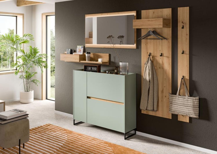 Moderne Eingangshalle mit Schuhschrank, Spiegel, Wandgarderobe und Regalen für Flurmöbel