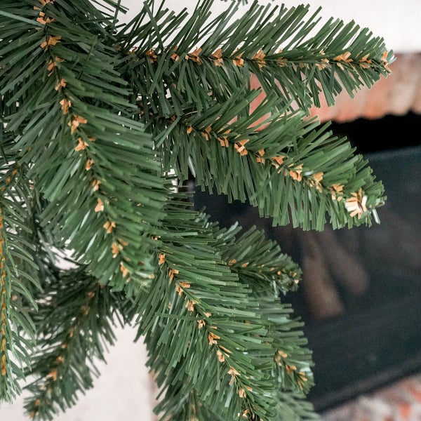 Detailaufnahme von Zweigen eines künstlichen Weihnachtsbaums