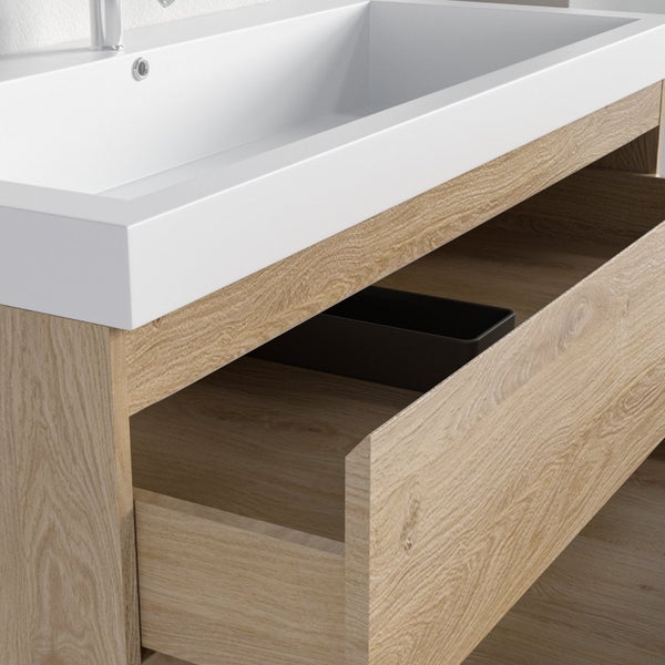 Waschtischunterschrank in Eichenoptik mit weißem Waschbecken und einer geöffneten Schublade inklusive schwarzem Organizer.