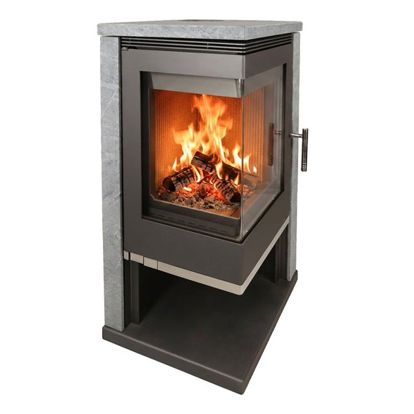 Moderner Kaminofen mit Specksteinverkleidung und loderndem Feuer in der Brennkammer.