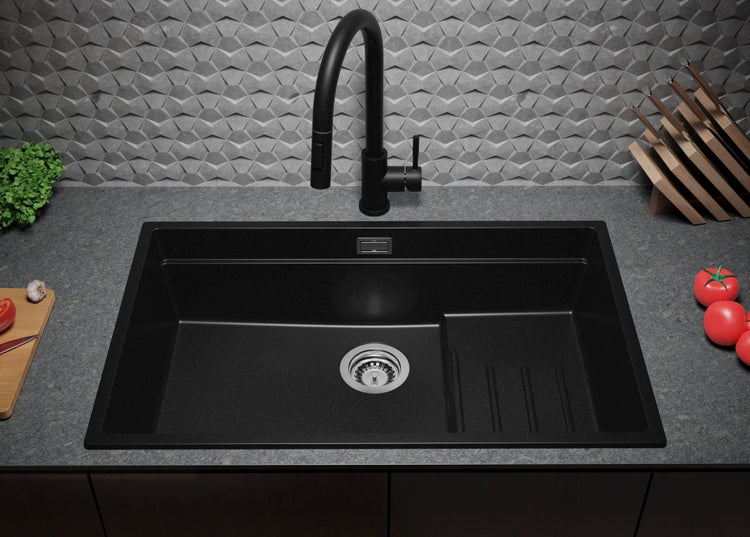 Schwarzes Spülbecken mit Wasserhahn in einer modernen Küche