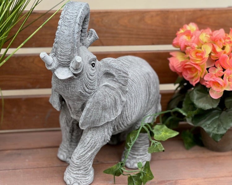 Dekorative Elefantenfigur aus Steinguss für die Garten oder Wohnbereichsdekoration.