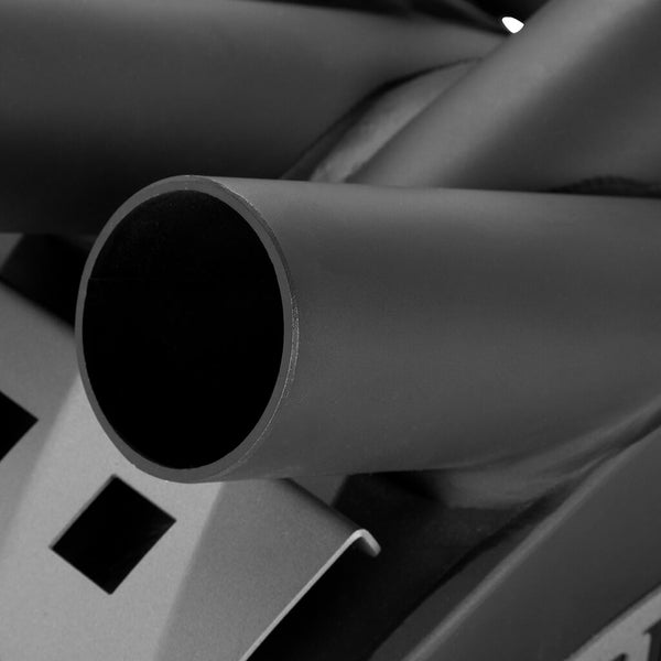 Detailaufnahme von Metallrohren, Teil einer Ofenkonstruktion