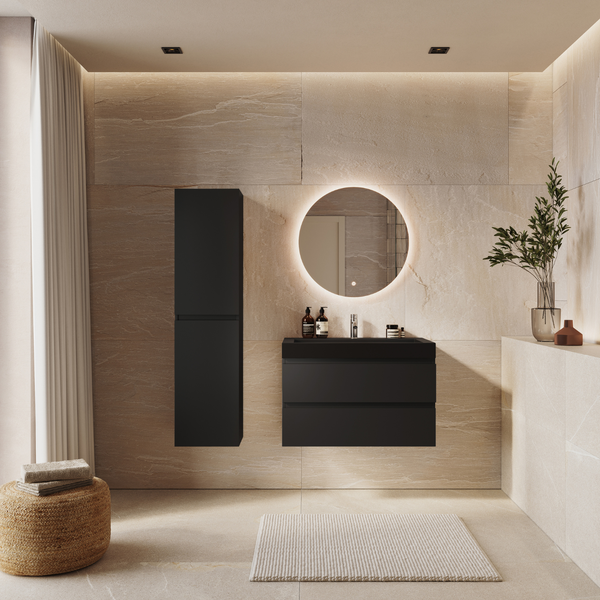 Modernes Badezimmer mit Waschtisch, Waschbecken und Hochschrank in dunklem Design sowie beleuchtetem rundem Wandspiegel vor einer Fliesenwand.
