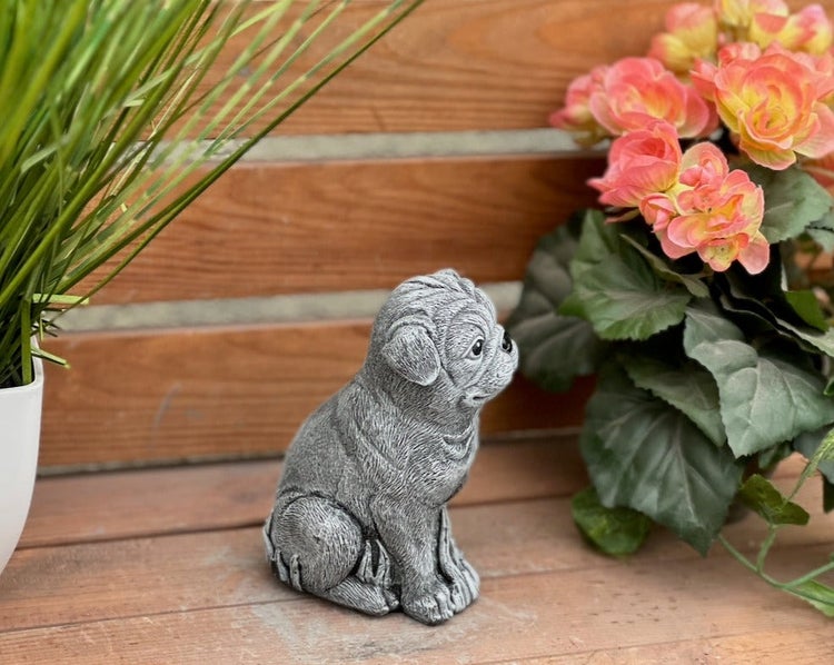 Gartenfigur Mops aus Steinguss, sitzende Hundefigur als Dekoration für Garten und Terrasse.