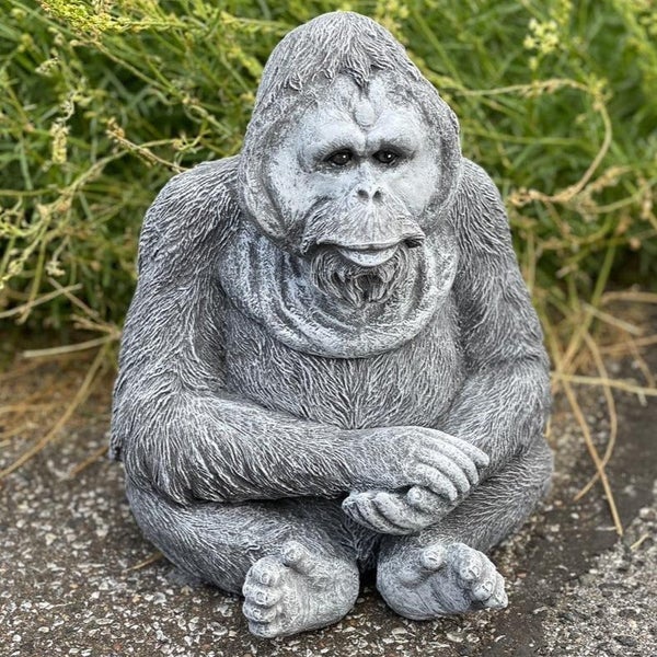 Steinfigur Orang-Utan für den Garten aus wetterfestem Kunststein