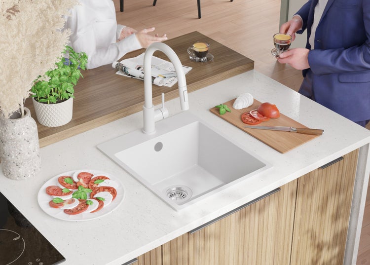 Küchenszene mit Spüle, Armatur und Zutaten für Caprese-Salat auf der Arbeitsplatte