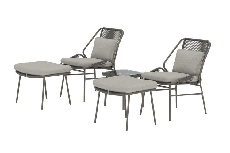 Gartenmöbel-Set bestehend aus zwei Sesseln mit Seilgeflecht, zwei Hockern und einem Beistelltisch mit Glasplatte, inklusive grauer Polsterauflagen.