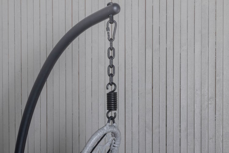 Wohnraum mit Raufasertapete, Stuhl und Aufbewahrungsboxen