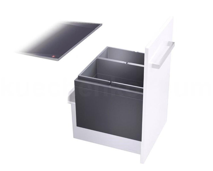 Ausziehbares Mülltrennsystem für die Küche mit zwei grauen Behältern, weißer Frontplatte und Metallgriff.