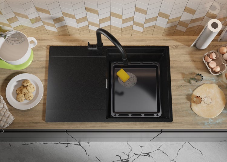 Küchenszene mit Spüle, Armatur, Backblech und Zutaten zum Backen