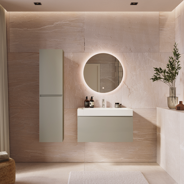 Modernes Badezimmer mit wandhängendem Waschtisch, hohem Schrank und rundem LED Spiegel vor einer strukturierten Wand aus Natursteinfliesen.