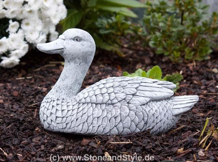 Steinfigur Ente als dekorative Gartenskulptur