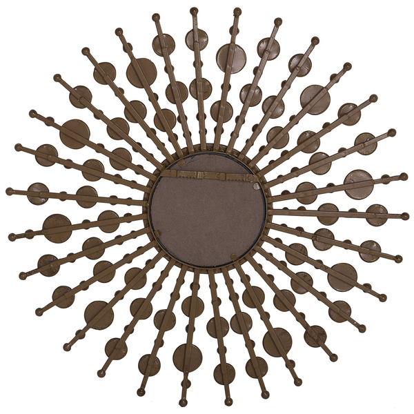 Holzliege mit roter Auflage, Strohhut und Getränken am Pool