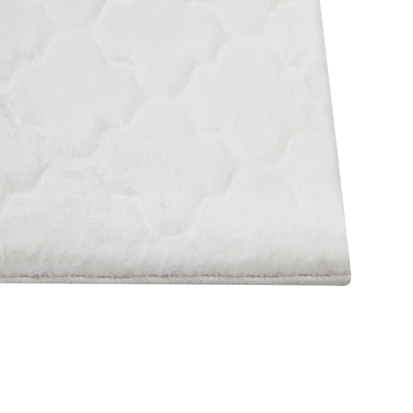 Detailansicht eines Teppichs mit flauschiger Oberfläche und gestepptem Muster