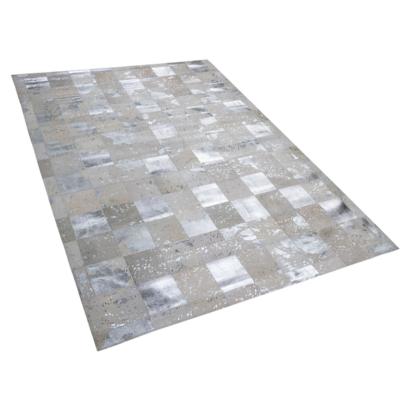 Patchwork-Teppich aus Lederquadraten mit silbernen Metallic-Akzenten.