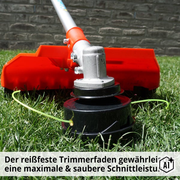 Detailansicht eines Fadenschneidkopfes mit ausgefahrenem Trimmerfaden an einer Motorsense im Gras.