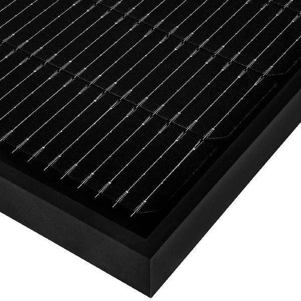 Nahaufnahme eines Solarmoduls mit Photovoltaikzellen und Rahmen.