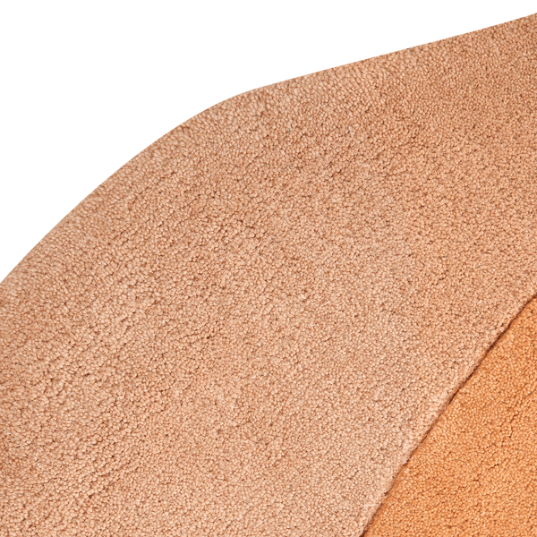 Beige Teppich-Stufenmatte mit Schlingenstruktur und abgerundeter Kante.