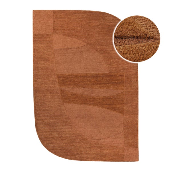 Moderner asymmetrischer Teppich mit geometrischem Muster und getufteter Textur.