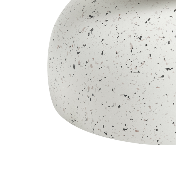 Detailaufnahme einer abgerundeten Oberfläche in Terrazzo-Optik mit gesprenkeltem Muster.