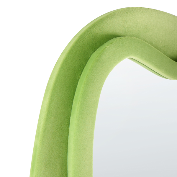 Detailaufnahme der grünen Samtpolsterung eines Stuhls.