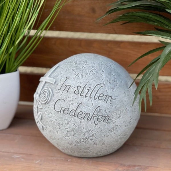 Grabkugel aus Stein mit Inschrift In stillem Gedenken und Rosenmotiv zur dekorativen Grabgestaltung