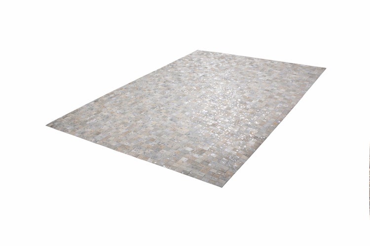 Patchwork-Teppich aus Kuhfell-Quadraten mit silbernen Metallic-Akzenten.