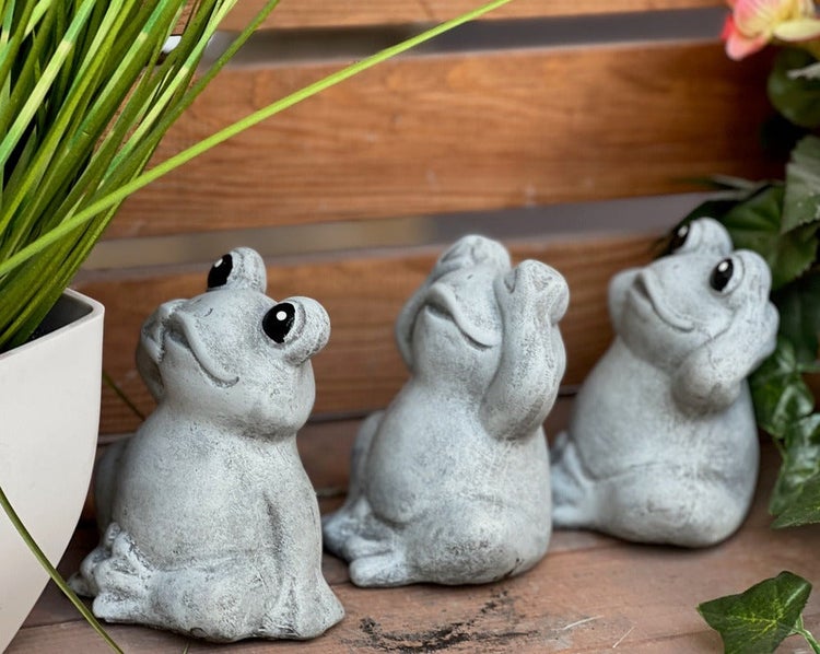 Drei sitzende Froschfiguren als Garten Dekoration aus Steinguss in der Optik der drei Affen.