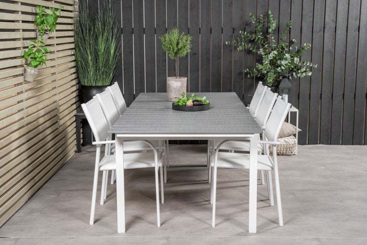 Duschkabine mit Duscharmatur und Handtuchwärmer in Badezimmerumgebung