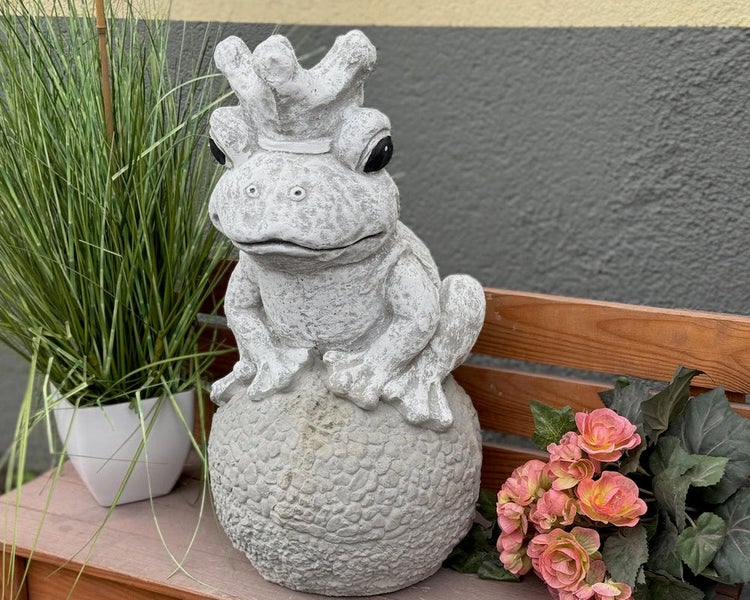 Gartenfigur Froschkönig in Steinoptik, sitzend auf einer strukturierten Kugel mit Krone