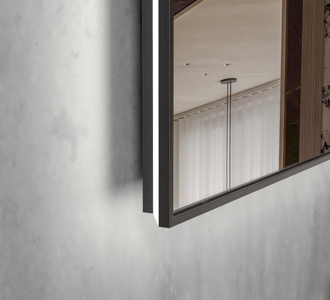 Wandspiegel mit integrierter LED Beleuchtung und Rahmen