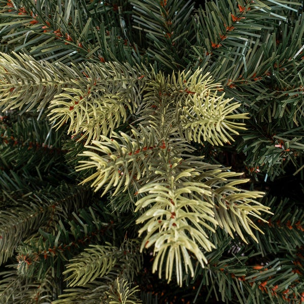 Detailaufnahme eines künstlichen Weihnachtsbaums mit grünen Nadeln
