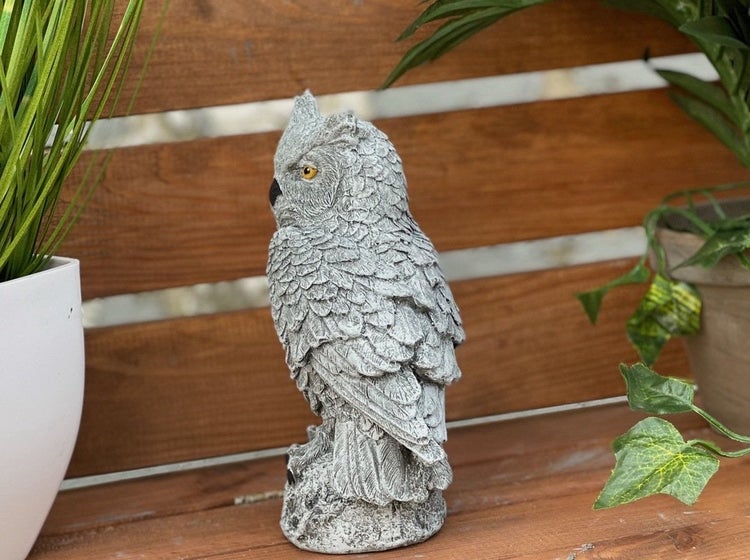 Detaillierte Eulenfigur aus Kunststein zur Dekoration im Garten oder Wohnbereich