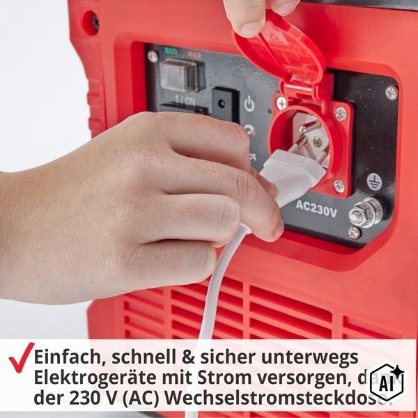 Eine Hand steckt einen Stecker in die 230 Volt Steckdose eines Stromerzeugers.
