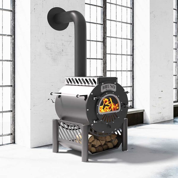 Holzofen mit Brennholz unter dem Ofen und Feuer im Ofen